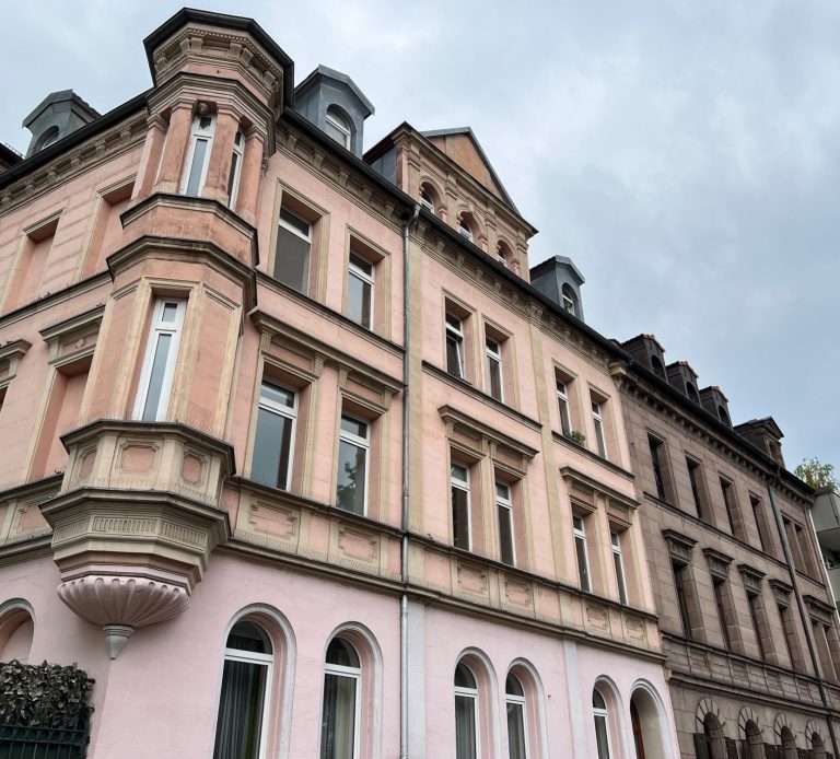 Altbau mit Erker und heller Sandsteinfassade an der Äußeren Cramer-Klett-Straße
