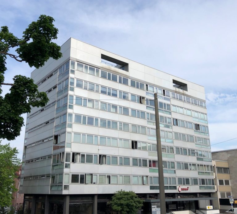 Mehrgeschossiges Gebäude mit breiten Fensterbändern am Spittlertorgraben